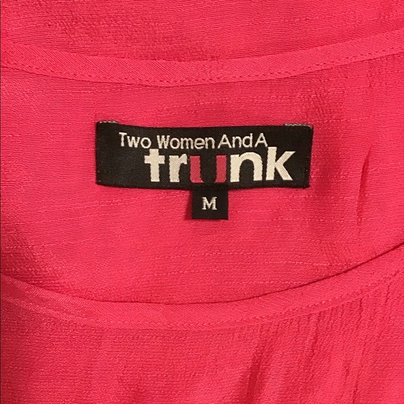 TWO WOMEN AND A TRUNK top - Picture 4 of 6